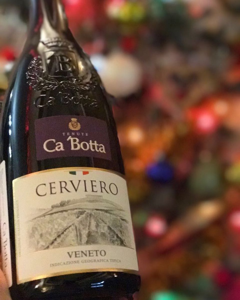 Самые тёплые пожелания от Ca’Botta! Счастливого Нового Года, пусть 2018 будет супер годом — и в виноделии, и во всех других сферах ?? #cincin